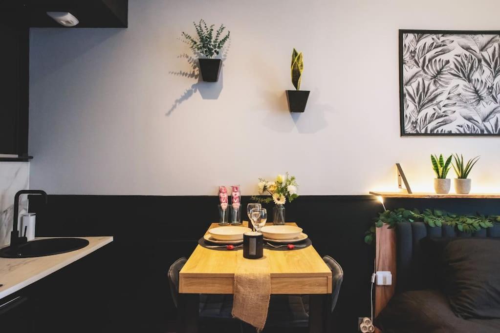 Room, La Douce Angevine